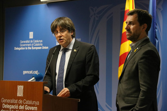 Carles Puigdemont and Toni Comín at a press conference in Brussels on December 19, 2019 (by Alan Ruiz Terol)